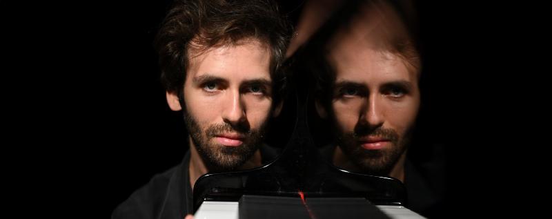 Intérieur somptueux de la Grande Salle Pierre Boulez pendant un concert classique avec orchestre complet